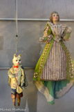 <center>Protagonistes du chat botté, marionnettes à tringle et à fils du théâtre des Lilliputiens (Théâtre ambulant)</center>Famille Dulaar-Roussel, sculpteurs et marionnettistes Compiègne, France
1913 Tissu, bois, verre MuCEM