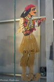 <center>Karaghiosis, figure du théâtre d'ombres</center>Athènes, Grèce Carton
Muséum national d'Histoire naturelle, Paris
Ombre grotesque la plus connue, Karagôz n'est autre que l'équivalent turc de Polichinelle, qui serait apparu au XVIe siècle dans l'Empire ottoman. Présent en Syrie, en Tunisie ou encore en Algérie, il prend le nom de Karaghiosis en Grèce et désigne alors l'ensemble du théâtre d'ombres.