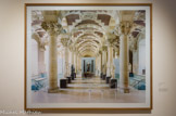 <center>Musée du Louvre Paris IX, salle du manège</center>Candida Höfer 2005. C-print. Galerie Yvon Lambert, Paris
Héritière de la nouvelle photographie allemande objective, Candida Höfer se spécialise dans la photographie de grands formats de lieux dédiés au savoir et à la découverte. Les galeries du musée du Louvre apparaissent ici comme habitées par l'absence et donnent à voir la célébration de l'antique à travers un regard contemporain.