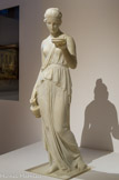 <center>Hébé</center>Bertel Thorvaldsen 1806-1807. Marbre. Thorvaldsens Muséum, Copenhague.
Cette statue néoclassique du sculpteur danois Thorvaldsen témoigne du goût de l'antique qui se développe dans toute l'Europe dès le milieu du XVIIe siècle. S'inspirant de la statuaire grecque classique, elle incarne une recherche du « beau idéal » où le blanc est la manifestation de la pureté.