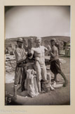 <center>Le Diadumène de Polyclète lors de sa découverte à Délos</center>Photographie, tirage moderne. Ecole française d'Athènes