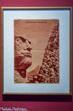<center>Monumento al Duce en Abisinia (Monument du Duce en Abyssinie)</center>John Heartfield 1936. Héliogravure et typographie. Institut Valencià d'Art Modem, collection Marco Pinkus, Valence.
Prototype et modèle de l'artiste antifasciste » selon Aragon, ce représentant du mouvement artistique d'avant-garde dada à Berlin est un précurseur dans l'élaboration de photomontages. Par la juxtaposition d'éléments visuels percutants, il dénonce ici l'invasion de l'Ethiopie par Mussolini en 1935.