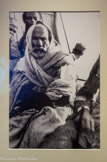 <center>Omar el-Mouktar </center>Omar el-Mouktar enchaîné sur le destroyer de la marine italienne Orsini, lors de son voyage d'Apollonia à Benghazi pour son procès. Photographle, tirage moderne. Collection R. H. Rainera, Milan, Italie