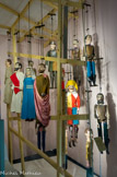 <center>Marionnettes à tringle et à fils du théâtre du Broutteux. </center>Louis Richard, sculpteur et marionnettiste. Roubaix, 1850 – 1900. La région lilloise a connu, du Moyen Âge au XIXe siècle, une histoire très mouvementée. Successivement propriété du comté de Flandre, de la France, de l'État bourguignon, du Saint empire romain germanique, des Pays-Bas espagnols, puis à nouveau de la France, Lille et ses environs utilisèrent l'art de la marionnette pour se familiariser avec la culture française. Le théâtre du brut de Tourcoing est l'un des héritiers de ces théâtres du Nord qui s'appliquait à diffuser le patrimoine culturel français.