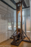 <center>La Guillotine.</center>Alphonse Léon Berger, ébéniste, 1872. La guillotine a été inventée pour éviter toute torture physique aux condamnés à mort. Elle incarne la peine capitale et pose la question de la violence d'État : dissuasive ? Exemplaire ? Légitime ? La peine de mort sera abolie en France en 1989.