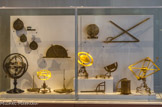 <center>Instruments de mesure</center>Eramus Habermel fabricant-horloger Prague. Fin du XVIe siècle. Cuivre redoré. 
Erasmus Habermel œuvrait à Prague au temps de l'empereur Rodolphe II, Protecteur des sciences. L'empereur s'était entouré de scientifiques qui passèrent commande à Habermel. Les instruments présentés recouvrent l'ensemble des savoirs, comme géographie ou la cosmographie. Ils servent à différentes mesures, utilisées pour la cartographie par exemple.