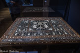 <center>Aventuriers des mers.</center>Panneau d’autel transformé en table de communion, à motifs chrétiens et moghols
Gujarat ou Sind, Inde, 1600-1610.
Bois de rose, ébène, incrustations d’ivoire, d’os et de laque.