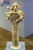 <center>Figurine portant des veaux ou des agneaux</center>Syrie ou Liban XXe siècle av. J.-C. Terre cuite.