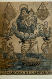 <center>La Madonna di Lampedosa</center>Italie Vers 1500. Gravure sur bois
National Maritime Muséum, Greenwich, Londres. <br>
L'île de Lampedusa est un carrefour en Méditerranée. Située sur les voies de navigation, elle a toujours servi d'escale et de refuge. Depuis le XVIe siècle, l'île déserte abritait une grotte dédiée a la fois à Marie et à un saint musulman. Les marins des deux religions y déposaient des offrandes et des vivres destinés aux éventuels naufragés. Aujourd'hui, les habitants gardent en mémoire cette tradition de partage et de sauvetage, en portant secours aux migrants qui cherchent à rejoindre l'Europe