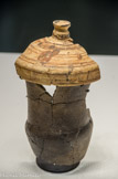 Pot gaulois modelé et son couvercle en pâte claire massaliète. Fouilles du parvis de l'église Saint-Laurent. Début du sixième siècle avant J.-C. Céramique.
Ce vase non tourné gaulois et son couvercle tourné (poterie massaliète) témoigne de l'utilisation dans une maison grecque d'objets appartenant à deux cultures.