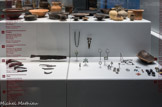 Oppidum de la Cloche. Ensemble de fibules, bol campanien avec un graffito présentant une fibule, perles de verre, bagues avec une intaille dont l’une présente une louve allaitant un enfant humain. Bracelets, anneaux et disque en bronze. Coquillages, oursins, corail et os percés pour être utilisés en parure.
Bijoux en argent : boucles d’oreilles, bagues, anneaux de coiffure. Collier avec des perles en verre et une amulette en bronze ayant sans doute contenu une canine d’animal. Ensemble de bijoux en bronze de style danubien (Europe centrale) : agrafe de ceinture, éperons à boutons latéraux de fixation, bracelets–serpent à tête de bélier et un pendentif avec un décor d’animaux.
