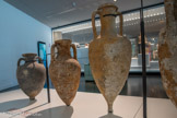De gauche à droite. Amphore à vin. Marseille. IVe siècle av. J.C. Céramique.
Amphore à vin. Marseille. IIIe-IIe siècle av. J.C. Céramique.
Amphore à vin. Épave du Grand Congloué, rade de Marseille. Grande-Grèce, sud de l'Italie.
Vers 200 av. J.-C. Céramique. Amphore gréco-italique.