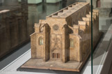 Maquette de l'église Saint-Martin,
XVIe siècle.
Hippolyte Auqie.r Seconde moitié du XIXe siècle. Bois, liège.
Cette maquette suggère l'organisation intérieure de cette église de style gothique flamboyant: trois nefs séparées en six travées, sans transept, à chevet plat. Ceinte de contreforts massifs, portant des gargouilles. On y entre par une porte à baies géminées, surmontée de la rose centrale.