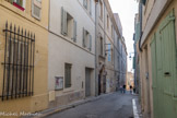 <center>Montée des Accoules.</center>A droite, arrive la rue du Refuge. Nnstallés à Marseille depuis le début du XVIIe siècle, les Jésuites fondent en 1628 la résidence Sainte-Croix sur le roc des moulins dominant la ville et la mer. Cette résidence, constituée au départ d'un jardin et d'une maison, s'enrichit de la construction d'une église (1633-1699).  En 1702, ils construisent cet édifice dans lequel ils installèrent, grâce à l’appui de Pierre Gassendi (mathématicien, philosophe, théologien et astronome), un observatoire dirigé par le père Antoine Laval. Le plan du bâtiment central est traditionnellement attribué à ce dernier, qui sera le premier directeur de l'observatoire.