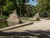 <center></center><center>La Magalone.</center>L'axe central du jardin est marqué par deux fontaines décoratives qui sont appelées « fontaines des fleuves », en référence au Rhône et à la Saône. Elles ont parfois été attribuées à l’école de Puget. Les deux pièces d'eau rectangulaires, alimentées par une source sur laquelle le bâtiment a été construit,  abritaient des élevages de carpes et de truites destinées à la consommation des propriétaires.
