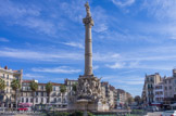 <center>Place Castellane</center>Tout en admirant les splendeurs de cette fontaine, il faut songer à la vision du monde qui habitait les élites commerçantes et industrielles. Personne ne prévoyait qu'éclaterait bientôt la première guerre mondiale, Marseille se sentait forte et prospère: elle détenait quelques-unes des clefs des Portes de l'Orient et croyait pouvoir s'appuyer sur les traditions d'une antique civilisation.