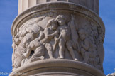 <center>Place Castellane</center>Un autre tient dans sa main droite un arc, et de sa main gauche soulève par les oreilles un lapin d'une taille impressionnante.