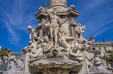 <center>Place Castellane</center>Amphitrite est ceinte d'une couronne de perles et de coraux. Sur sa droite, figurent un enfant qui chevauche un dauphin ainsi qu'une charmante néréide tennant à deux mains un coquillage ; deux marins s'arcboutent sur sa gauche, tirant une nef dont la proue représente une tête de bélier.