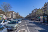 <center>Le Prado.</center>La même année un Marseillais d'adoption, Anthelme Bernex, lance la création de l'avenue du Prado : soixante mètres d'emprise, une triple rangée d'arbres sur les trottoirs pour les piétons, une large chaussée centrale, deux plus petites sur les deux rives où l'on pourra bâtir pour la première partie, 45 m de large et deux rangées d'arbres de chaque côté pour la deuxième. Mais l'originalité géniale c'est que cette avenue est en forme d'équerre articulée autour d'un rond-point presqu'aussi vaste que la place Castellane. Le Prado est inauguré par le duc d'Orléans en 1839, et ouvert à la circulation en 1844. Mais, suite à des crises économiques, à la Révolution de 1848, à une épidémie de choléra, ce n'est que sous Napoléon III que le Prado verra s'élever les immeubles bourgeois de sa première partie, et les premières demeures et châteaux de la seconde.
