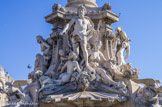 <center>Place Castellane</center>Des créatures émerveillées par sa sérénité sont à ses pieds : un enfant, un taureau et deux jeunes femmes qui arborent des guirlandes de fleurs ou bien de lourds épis.