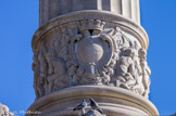 <center>Place Castellane</center>Trois anneaux rythment les cannelures. Le troisième comporte une frise où l’on aperçoit des bambins qui s'adonnent aux plaisirs rustiques de la pêche et de la chasse, encadrant les armes de Marseille.