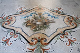 <center>Parc Chanot, le palais des Arts</center>Le hall d'entrée. Les Arts : la musique, l'architecture et la peinture.