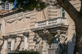 <center>Parc Chanot, le palais des Arts</center>Botinelly compose deux atlantes musculeux, génies de l’olivier et du pin auxquels un tronc sert de gaine, afin de soutenir le balcon d’honneur. L’œuvre, dans la lignée des cariatides de Pierre Puget à Toulon, revêt suffisamment d’importance aux yeux du sculpteur pour que l’un des modèles en plâtre le représente au Salon des artistes français de 1922.