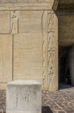 <center></center><center>La Cité Radieuse.</center> La façade du hall d'entrée avec ses 6 silhouettes, bras levé (2,26 m) ou bras baissé (1,83 m), empreintes en creux de 5 cm d'épaisseur.