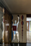 <center></center><center>La Cité Radieuse.</center>  Le Modulor, c'est la silhouette d'un corps masculin, enfermé dans un cadre, le bras levé, qui s'appuie sur une hélicoïdale, rouge et bleue, définissant la progression mathématique de la suite de Fibonacci.