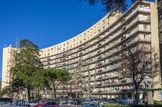 <center>Lou Trioulet</center>Rozan J, architecte 1954
En vis-à-vis de la Cité Radieuse, l'auteur en reprend l'aspect compact et dense, mais ne manque pas de souligner que dans le Midi la bonne orientation reste le sud. Enfin comme certains des immeubles dans la même confrontation, à la barre, il répond par la courbe. Jean Rozan, qui connaît bien le monde du logement social, crée là un ensemble particulièrement intéressant. Desservi par des coursives, il veillera à ne pas exposer la vie privée le long des espaças collectifs. duit à une véritable promenade architecturale.