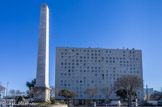 <center>L'obélisque</center>Rozan J, architecte 1957. La barre de dix-sept étages se détache du rond-point pour indiquer l'entrée de la ville. L'aspect quasi répétitif des percements et l'absence de décor sur le parement de pierre donnent une dimension solennelle qui évoque les peintures surréalistes italiennes.