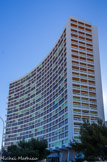 <center>Le Brasilia</center>Boukobza F, architecte 1967. On retrouve en rez-de-chaussée des pilotis traités par plans verticaux, très articulés et expressifs, qui dessinent un berceau supportant l'édifice. Sous cet espace ainsi dégagé se loge l'unique hall d'entrée d'où part une batterie d'ascenseur vers les onze coursives supérieures qui desservent des duplex à fronts renversés.