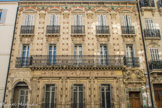 <center>25 rue Fargès</center>Hôtel Paugoy. Paugoy E, architecte 1902. Hôtel particulier, ce petit chef-d'œuvre éclectique affiche le savoir et la réussite de l'architecte de la ville. Pas moins de cinq travées pour cette anthologie d'architecture qui utilise à la fois les grands thèmes de la Renaissance italienne ; chambranles ornés, rinceaux de céramique, mascarons et chapiteaux maniéristes ; mais aussi le langage moderne: les mosaïques de couleur à motif géométrique ou l'alternance de briques sur les bossages.