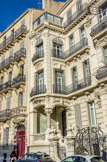 <center>Avenue du Prado</center>De facture éclectique, comme le représentent les chapiteaux des divers ordres ; une nette influence Art nouveau marque le portail d'entrée autant que la fresque du porche exhaussé, qui sacrifie aux formes déliées d'Alfons Mucha (1860-1939), fer-de-lance du style Art nouveau.