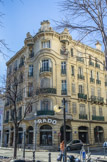 <center>36 avenue du Prado.</center>Banque des Comores et de Madagascar de 1947 à 1983. Mouren P, architecte 1906. La courbe, influence de l'art nouveau, est l'élément dominant de cet immeuble d'angle. Terminé l'année de la première exposition coloniale, ce siège de banque se présente comme une vraie construction Art nouveau. Sur une base ondoyante, dont les joints révèlent un appareillage savant, la relecture du pan coupé paraît la première intention de l'auteur. La rotonde centrale est cantonnée par deux oriels qui étirent l'angle par des membrures curvilignes et se parachèvent par des colonnes galbées, soutenant de larges vasques.