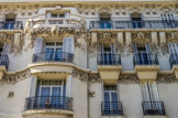 <center>308 rue Paradis</center>Ebrard H, architecte 1912. Plus haut, les motifs végétaux sont entièrement libres, occupant la paroi d'une manière quasi naturaliste. Au dernier étage, une corniche à gorge est tapissée de motifs géométriques qui annoncent déjà un certain Art décoratif.