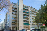 <center>Boulevard Lord Duveen</center>La Résidence. Bentz Y, Devin A, architectes 1954. On retrouve cette volonté des auteurs de renouveler le thème de l'angle en logeant, derrière un pan de verre l'ascenseur, qui anime le carrefour. Avec l'entrée dans l'angle et une galerie à claire-voie, l'immeuble dissocie une paroi pleine, en pierre, percée de baies en bandeaux, et en retour, des balcons et loggias, en strates successives.