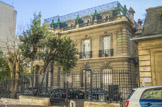 <center>Boulevard Rodocanachi</center>Au 55, bd Rodocanachi, cet immeuble de 1900 est un témoin de l'architecture néo-classique de la fin du XIX siècle, des éléments du XVIIIe se mêlent à des éléments modernes.