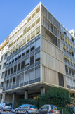 <center>Boulevard Rodocanachi</center>RODOCANACHIO Bentz Y, Devin A, architectes Chauvet, entreprise 1965. Immeuble d'angle sur le modèle des palazzines italiennes, tout habillé de métal clair, les architectes retrouvent la situation d'angle et les pentes du quartier. Le volume principal, porté par de minces pilotis revêtus de métal, semble flotter. On accède au hall d'entrée par un passage au ras d'un bassin, sous le bâtimen.  La façade est formée d'une double paroi dont la face extérieure est habillée de lames mobiles en aluminium ou de stores gris clair sur une ossature légère.