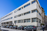 <center>Clinique Juge</center>Atelier du Prado, architectes 1998. Ici, l'extension et la réorganisation se font par un bâtiment masque qui occupe le frontage de l'ancien établissement. La façade exprime cela : blancheur immaculée qui marque à la fois l'hygiène et le retour de la modernité architecturale.