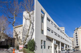 <center>Clinique Juge</center>Le corps de façade avec ses fenêtres horizontales donne une lecture tout en régularité de la clinique, la longue séquence se conclut par un plan de biais qui ménage un vide pour les circulations.