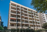 <center>319 Avenue du Prado</center>Chirié E. architecte 1932. La façade n'est plus une simple paroi, comme les loges d'un théâtre. Il n'y a de décors qu'un avant-plan réitérant la partition des appartements. Les colonnes géminées créent des symétries et, tout en haut, un bandeau d'attique est orné de rosaces. Vingt ans plus tard, la Cité Radieuse reprendra cette distribution de loggias d'avant-plan