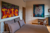 <center>Château Forbin : exposition le post-graffiti.</center>Chambre d'artiste. A l’étage, quatre chambres donnant sur le parc luxuriant sont destinées à accueillir les artistes ou les invités qui viendront résider au château.