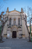 <center>La Penne-sur-Huveaune.</center>L'église Saint-Laurent du XVIIIe siècle. La façade nord, du XIXe siècle, est constituée d'un porche surmonté d'un arc en plein cintre, lui-même surmonté d'un  fronton ouvert triangulaire. Au Moyen-Age, la ville faisait partie de la baronnie d'Aubagne, sous l'autorité des seigneurs des Baux. Au XIVe siècle, François de Baux lègue la seigneurie  à sa nièce Alix. En 1402, Odon de Villars, époux et tuteur d’Alix, en fait donation à son neveu Philippe de Lévis, dans le cadre  d’un vaste accord avec Raymond de Turenne En 1473, cession de la seigneurie  par le roi René aux évêques de Marseille.
En 1481, à la mort du dernier comte de Provence, Charles III, la Provence est rattachée au royaume de France. La commune ne devient indépendante qu'à partir de 1575. Sur le plateau, existait un petit château, ainsi qu'un village et une église. Au XVIII siècle, le village descend vers l'Huveaune.