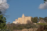 <center></center><center>Monastère De La Serviane. </center> Le château de la Serviane dépendait d'une terre appelée La Rascassa, appartenait à la fin du XVème siècle à une famille Dupuy, dite Servian, du nom d'un capitaine de bâteau. Puis ce fut la maison de campagne de la famille Deluil-Martiny. Au milieu du XIXe siècle, ce n'était qu'une ferme flanquée de deux tours crénelées.