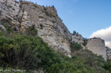 <center>Ruines du château de Saint-Marcel.</center>La tour sud et la courtine. Construit sur le rocher de Saint-Clair (massif de Carpiagne/Saint-Cyr), sur une crête orientée est-ouest, le castrum de Saint-Marcel est l’unique vestige médiéval subsistant encore à Marseille actuellement. Certains de ses murs d’enceinte extérieurs sont encore élevés, tout comme les bases des deux tours parfaitement maçonnées. Les vestiges du logis intérieur (donjon et grande salle) sont quant à eux beaucoup plus abimés, car ils ont été détruits de manière volontaire par le sac des Catalans en 1423.