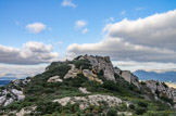<center>Ruines du château de Saint-Marcel.</center>Les Romains ont choisi de bâtir le castrum de Saint-Marcel sur ce rocher pour surplomber la vallée de l’Huveaune et avoir un panorama allant du massif de la Sainte-Baume à la colline de la Garde. Ils pouvaient ainsi surveiller l’arrivée potentielle d’envahisseurs maritimes ou terrestres.