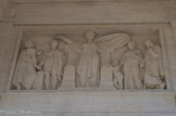 <center> Palais de Justice</center> Guillaume a ausi effectué les deux bas reliefs placés sous le porche représentant la justice protectrice, à gauche...