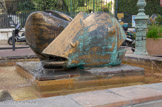 <center>Fontaine aux Poissons.</center>C'est une oeuvre de Bernard Brandi.
