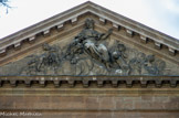 <center>L'Hôtel Daviel</center>L’avant-corps est couronné d’un fronton allégorique. Les sculptures, également dues à Verdiguier,  représentent la Justice personnifiée au travers d'une main, la torche de Thémis (déesse de la Justice, de la loi et de l'équité), les armes du roi (angelots, que la Révolution endommagea).